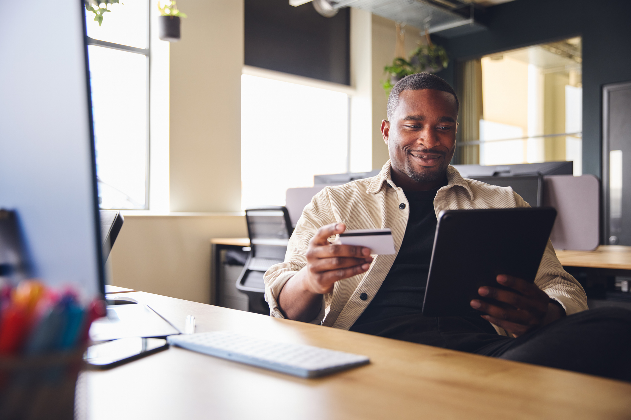 Client paying by card on a tablet